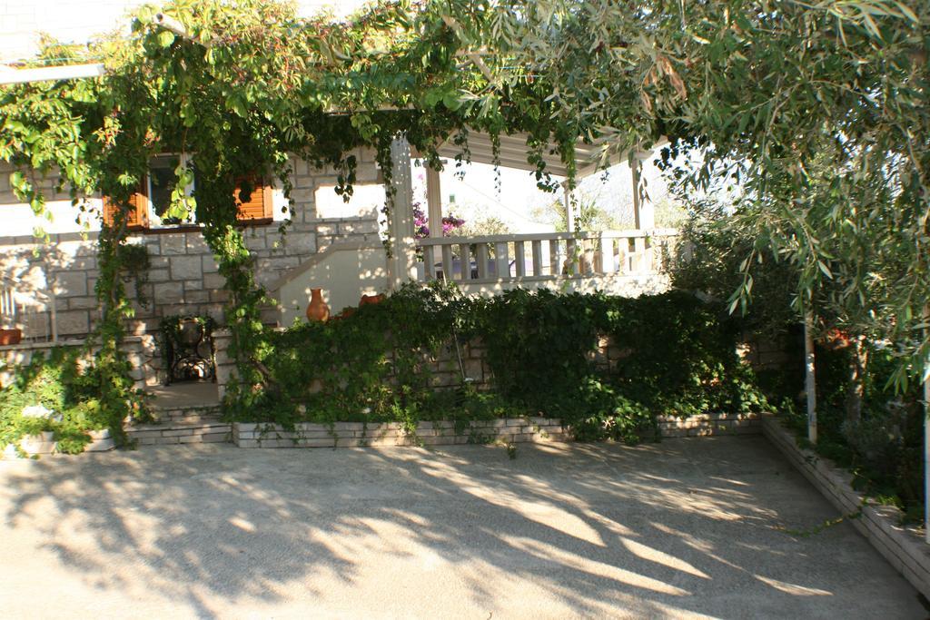 Apartments And Rooms Lea Bol Exterior foto