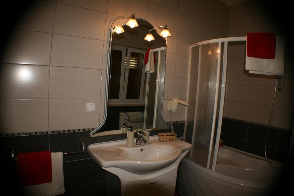 Apartments And Rooms Lea Bol Exterior foto