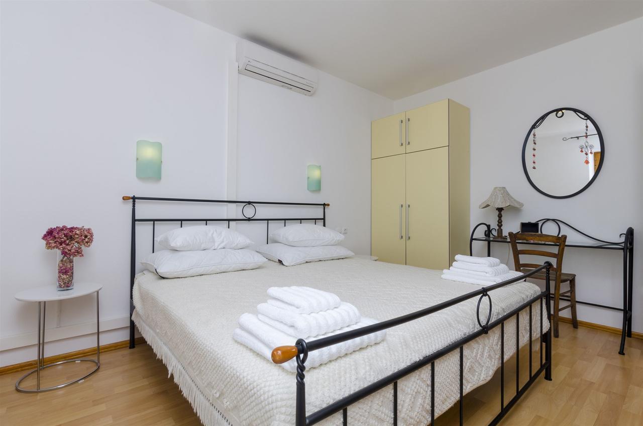 Apartments And Rooms Lea Bol Exterior foto