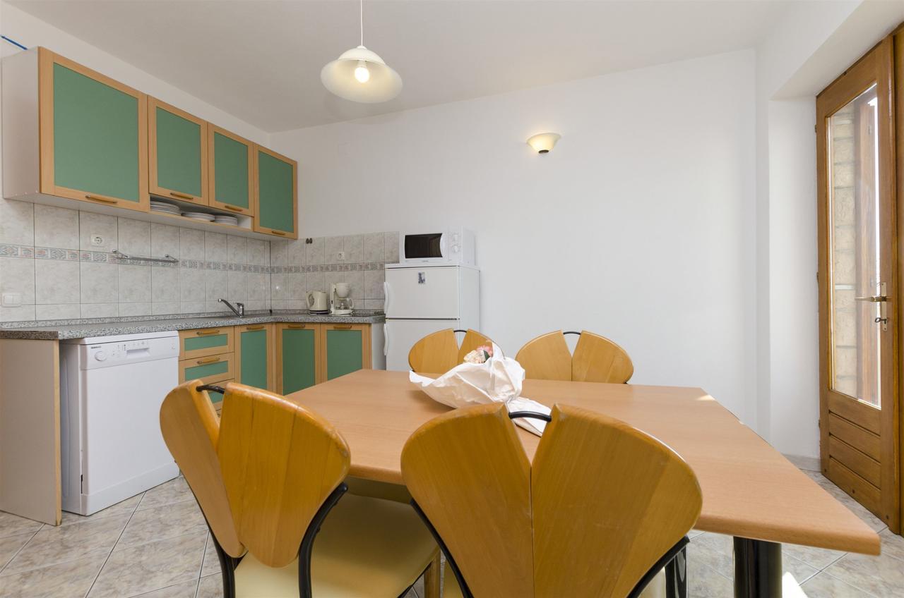 Apartments And Rooms Lea Bol Exterior foto