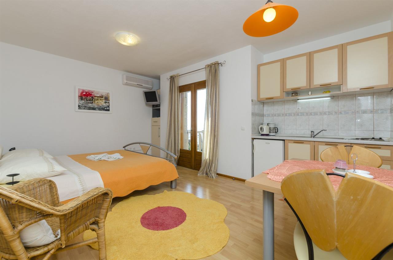 Apartments And Rooms Lea Bol Exterior foto